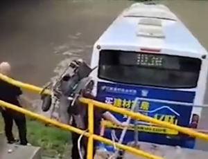 上海一辆公交车坠河 警方通报