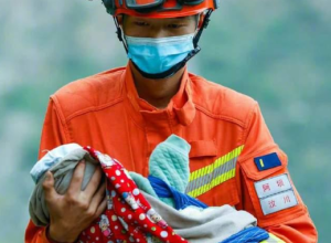 汶川消防员抱出泸定两个月大婴儿 少时被人救 长大救人
