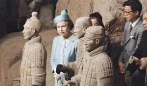 36年前英女王访华登长城 喝普洱游西山赞叹兵马俑