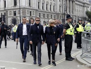 马克龙穿运动鞋现身伦敦被指不和谐 证实：女王葬礼时没穿
