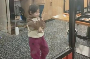 6岁女孩跳新疆舞引顾客称赞 从小跟父亲学舞 不怯场