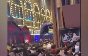 韩国踩踏事故现场:人群拥挤不堪，有男子爬2楼逃生