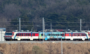 韩国一列火车在首尔脱轨致31伤 伤者大部分为轻伤