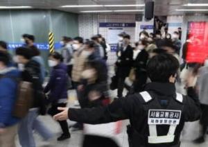 首尔地铁发生大规模聚集人群混乱 有人喊喘不过气了