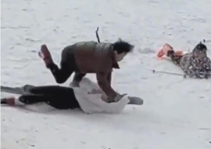 女子滑雪失控与男子撞了个满怀 被调侃：专撞帅哥