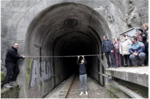 西班牙火车因尺寸太大无法通过隧道 各方甩锅扯皮