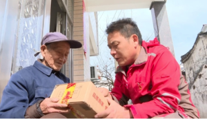 快递小哥每天给自己送上百个包裹 背后故事令人感动