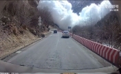 声势浩大！318川藏线发生雪崩 行车记录仪拍下惊险一幕