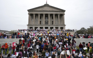 美国：抗议者涌入田纳西州议会大厦