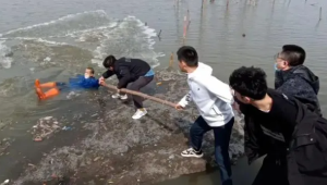 松花江畔救人少年找到了，三名为大学生 还有一位尚未找到