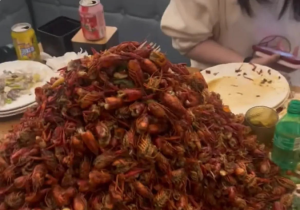 6人吃了约30盘小龙虾 人均90 虾壳堆成山惊动店长