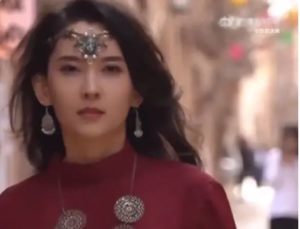 新疆一女子因高颜值走红 短视频宣传家乡旅游民宿