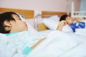 医生提醒幼儿园孩子出现发热、喘息等要警惕RSV感染
