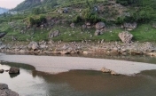 实探贵州教师溺亡现场 仍有年轻人站在事发河中钓鱼或玩耍