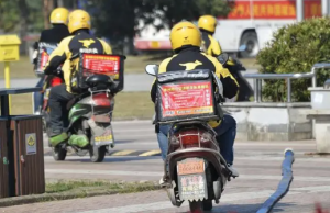北京一外卖骑手违法超车致人死亡 谁之罪网友吵翻