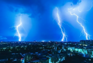 福州一晚上闪电1797次 气象台发布暴雨红色预警