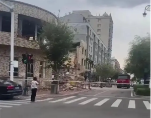 黑龙江佳木斯一宾馆发生坍塌致1死 正在装修施工中