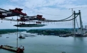广西最长跨海大桥首榀双节段钢箱梁吊装完成