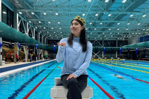 张雨霏打破游泳世界杯赛会纪录，3连冠戴上皇冠