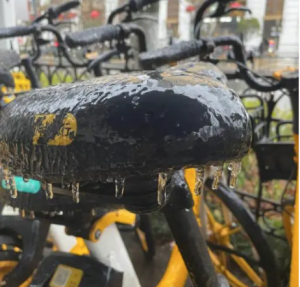 武汉暴雪 共享单车冻成冰雕车座车把手上都是冰挂