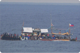 菲船只在黄岩岛近海非法聚集 中国海警依法管制