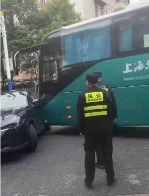 上海外国语大学大巴撞车