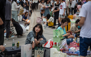 高校毕业季跳蚤市场火热 地摊烟火与青春气息并存