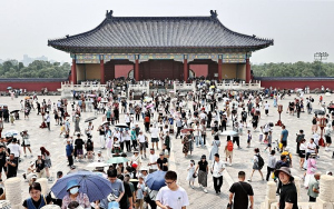 北京“暑期游”热度持续升温 天坛公园游客爆棚