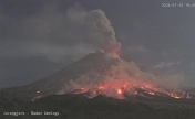 印尼默拉皮火山发生喷发 火山岩浆流向山下
