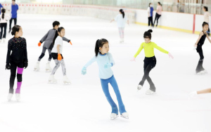 杭州：儿童上演“冰上芭蕾” 消暑度夏
