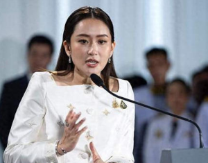 通話錄音引爭議 泰國上議院要求罷免總理佩通坦