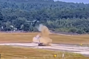 惊险一刻：F-15战机滑行时后座人员弹射“升空”