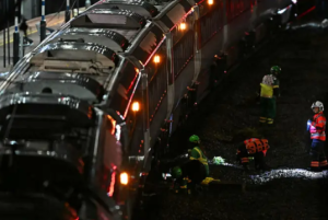 英国火车持刀行凶事件致大量列车停运