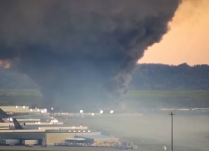 美货机坠毁细节披露:飞机起飞时左翼起火引擎脱落