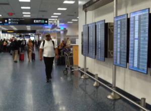 空运持续混乱 特朗普要求空管员“回来上班”