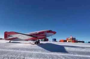 建在南極冰蓋上的航站樓 探秘我國(guó)中山冰雪機(jī)場(chǎng)