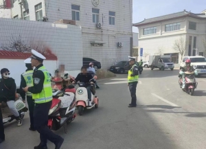 陕西定边县交警大队持续整治摩托车、电动车违法行为