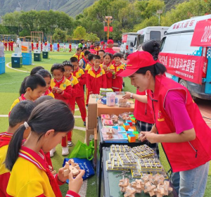 迪庆:科普大篷车开进德钦县二小