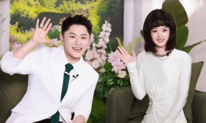 主持人回应赵丽颖直播间争议：只是腼腆本能