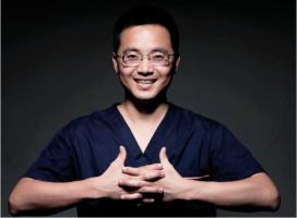 这位“帅气”医生藏不住了……