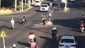 暖流：地表55°C的街头 交警中暑晕倒众人飞奔救助