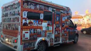 暖流|男子在房车上贴满失踪儿童信息 帮孩子们回家