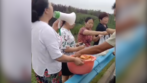 暖流丨河南人中！村民给高速被困者送油条馒头