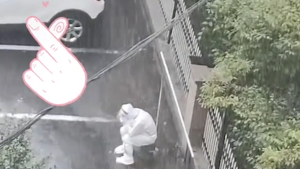 暖流丨南京一隔离小区医护人员雨中仍坚守岗位