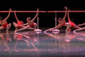 早报|江苏特斯拉坠河夫妻均遇难 农户30亩花生遭抢