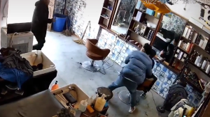 ​暖流 | 地震发生之时 理发师第一时间抱住孩子