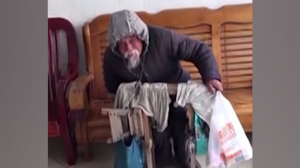 暖流 | 78岁拾荒老人捡到手机 徒步5小时交给警察