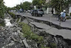 印尼5.5级地震已致上万人被疏散 有学生遇难
