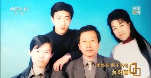 所有人都配合演戏，这场“母子骗局”为何无人拆穿