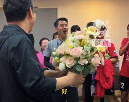 淮安市委書記給蘇超球員送花，鼓勵大家繼續(xù)加油
